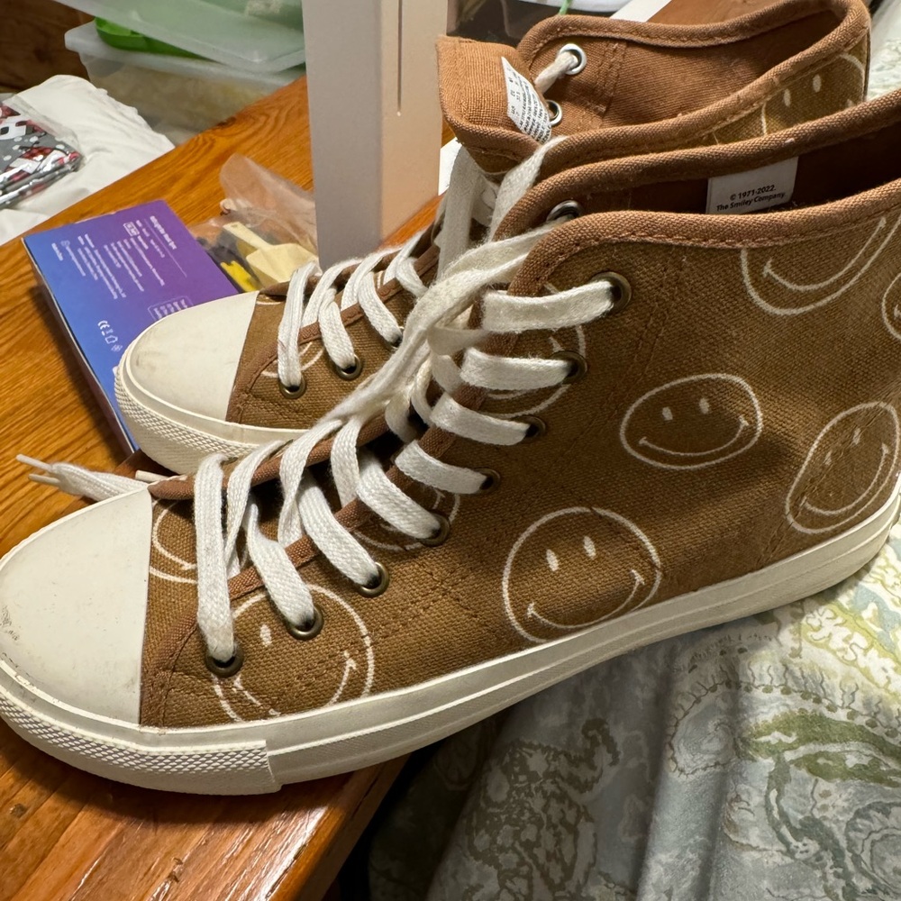 Sneakers size 7